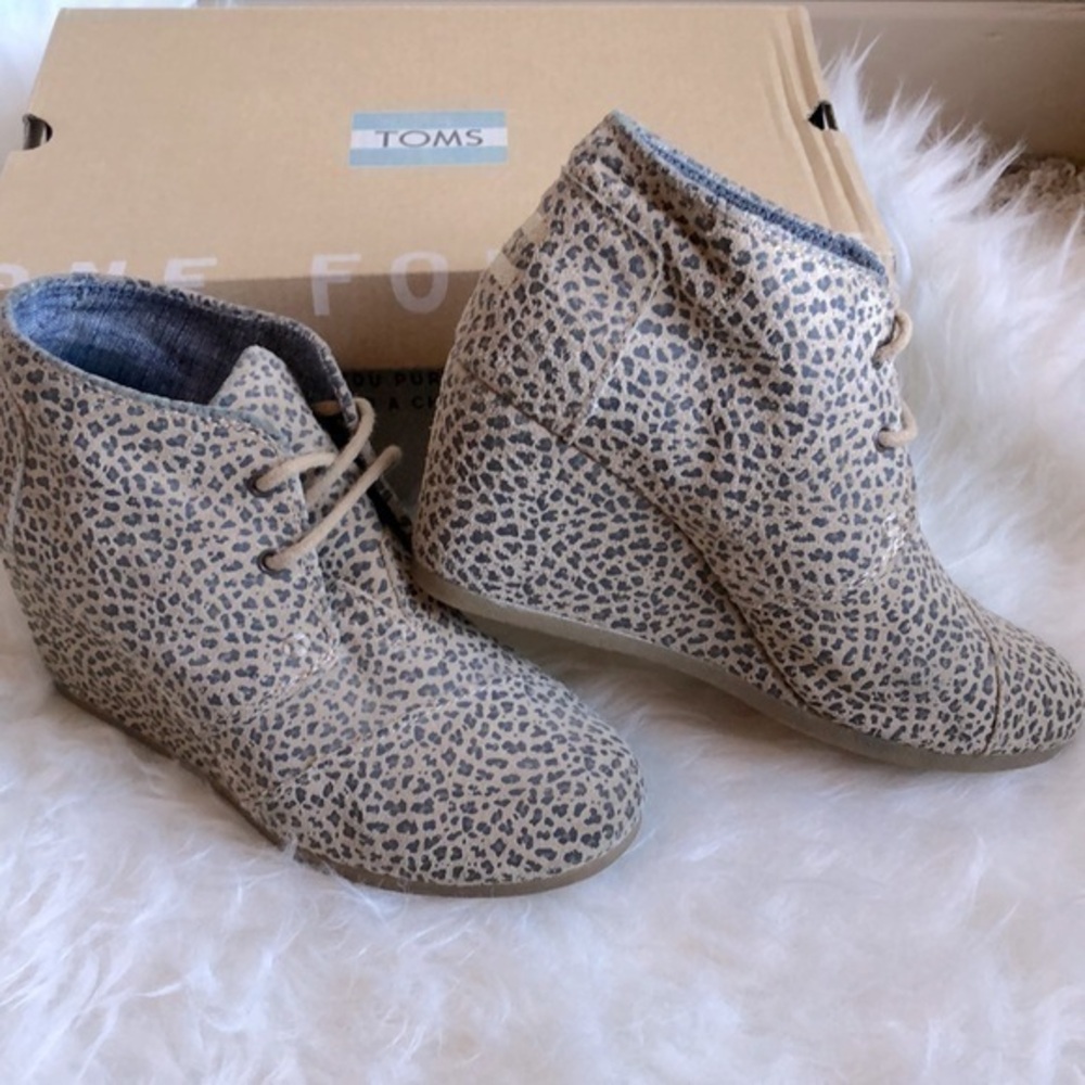 TOMS desert leopard print lace up wedges 6